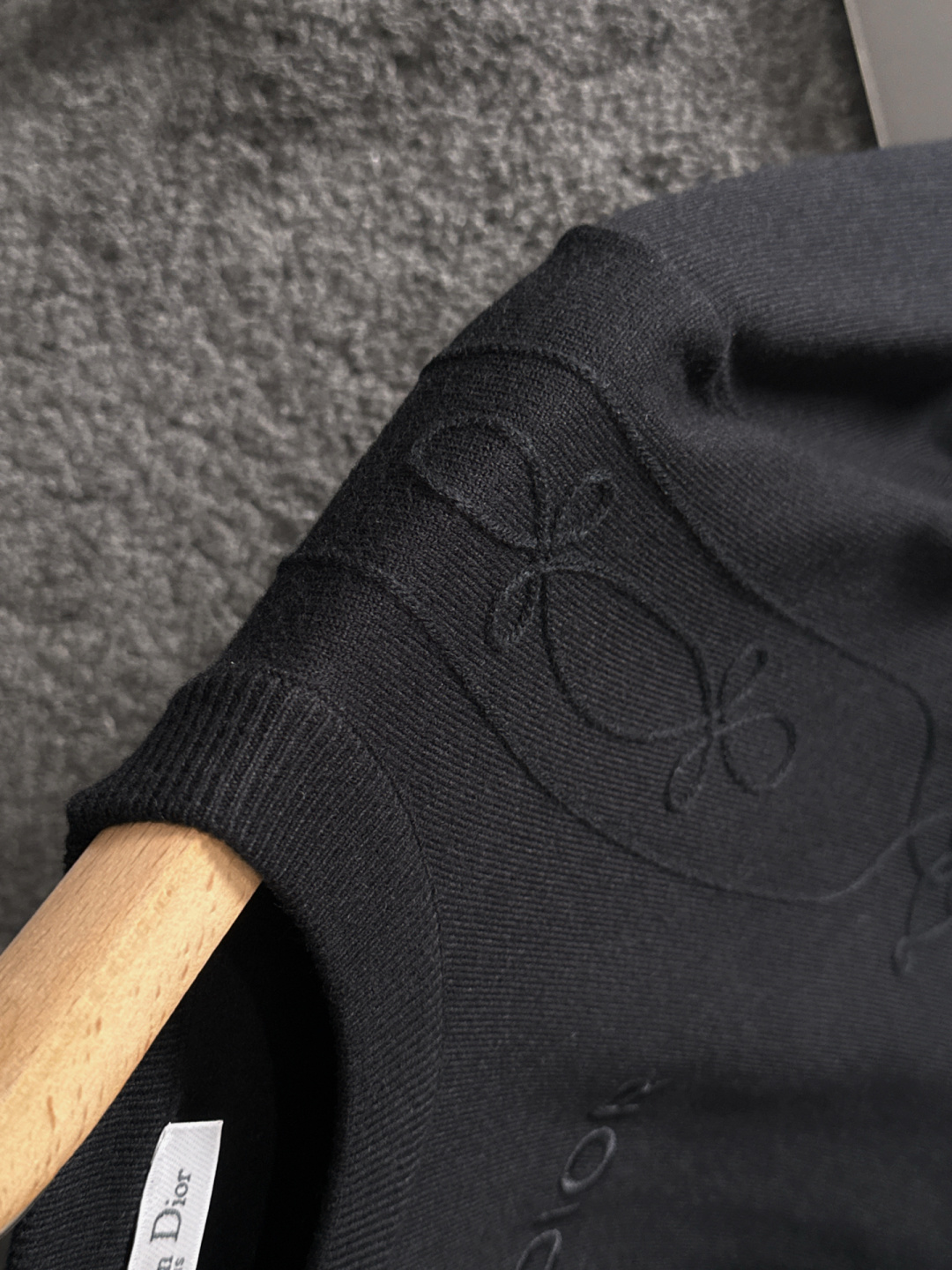 CD 2025秋冬提花➕刺绣新款简约圆领针织羊毛衫，精致工艺专柜面料，顶级元素融合打造，经典3标齐全，潮