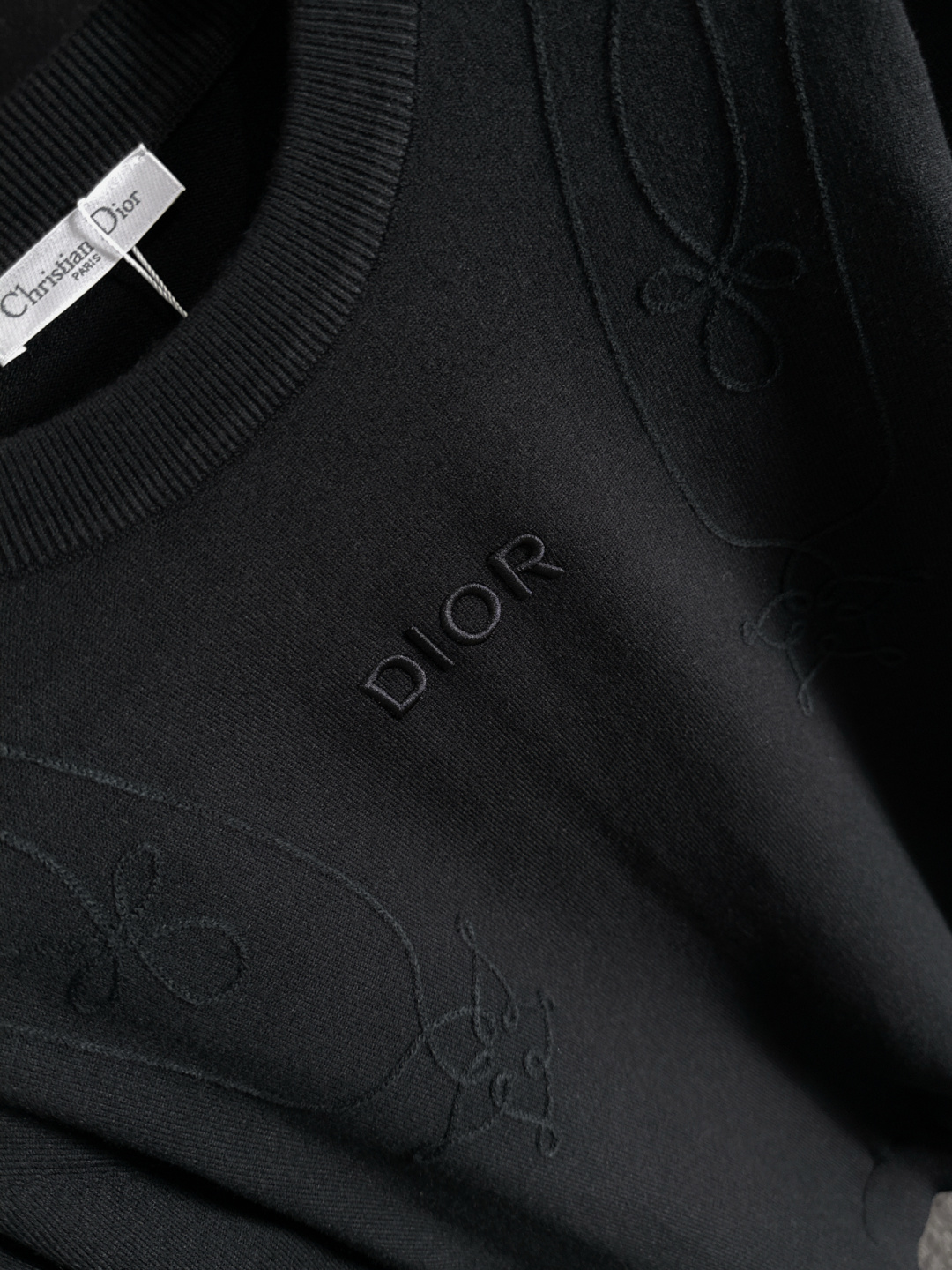 CD 2025秋冬提花➕刺绣新款简约圆领针织羊毛衫，精致工艺专柜面料，顶级元素融合打造，经典3标齐全，潮