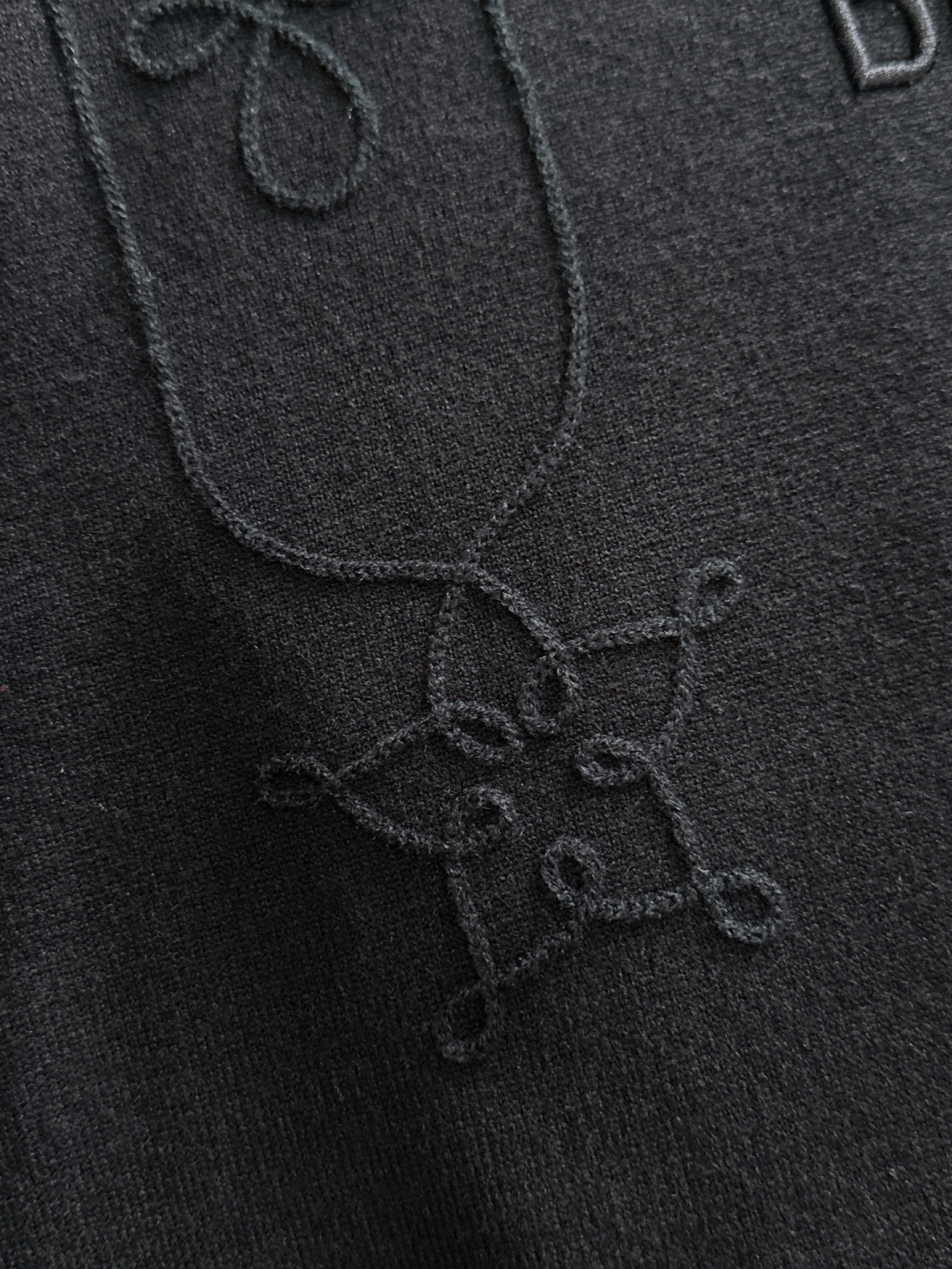 CD 2025秋冬提花➕刺绣新款简约圆领针织羊毛衫，精致工艺专柜面料，顶级元素融合打造，经典3标齐全，潮