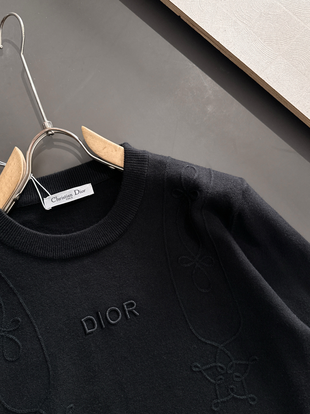 CD 2025秋冬提花➕刺绣新款简约圆领针织羊毛衫，精致工艺专柜面料，顶级元素融合打造，经典3标齐全，潮