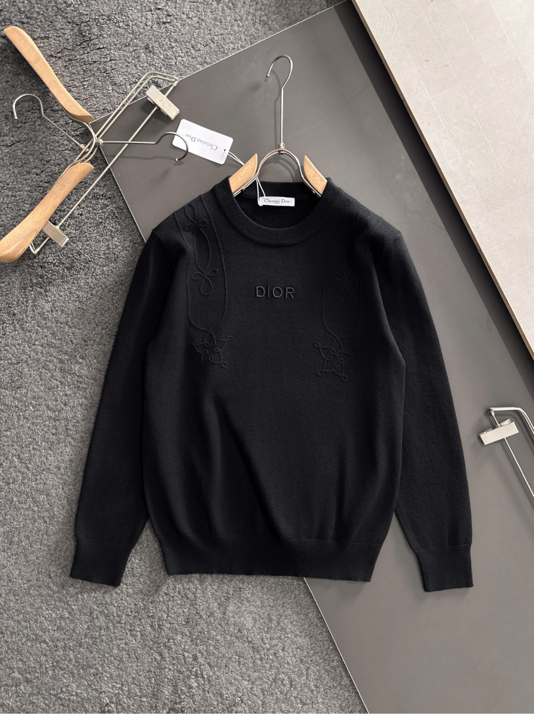 CD 2025秋冬提花➕刺绣新款简约圆领针织羊毛衫，精致工艺专柜面料，顶级元素融合打造，经典3标齐全，潮