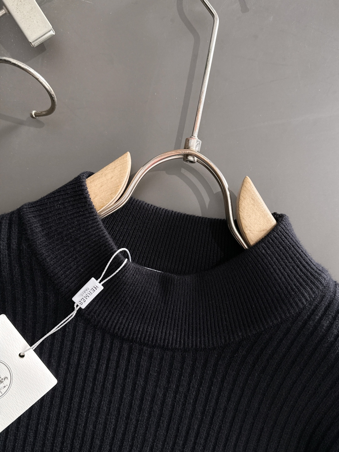 H 2025SS秋冬新款毛衣，专柜同步发售，采用羊毛混纺针织衫毛衣，经典橙色H马车logo，五金logo