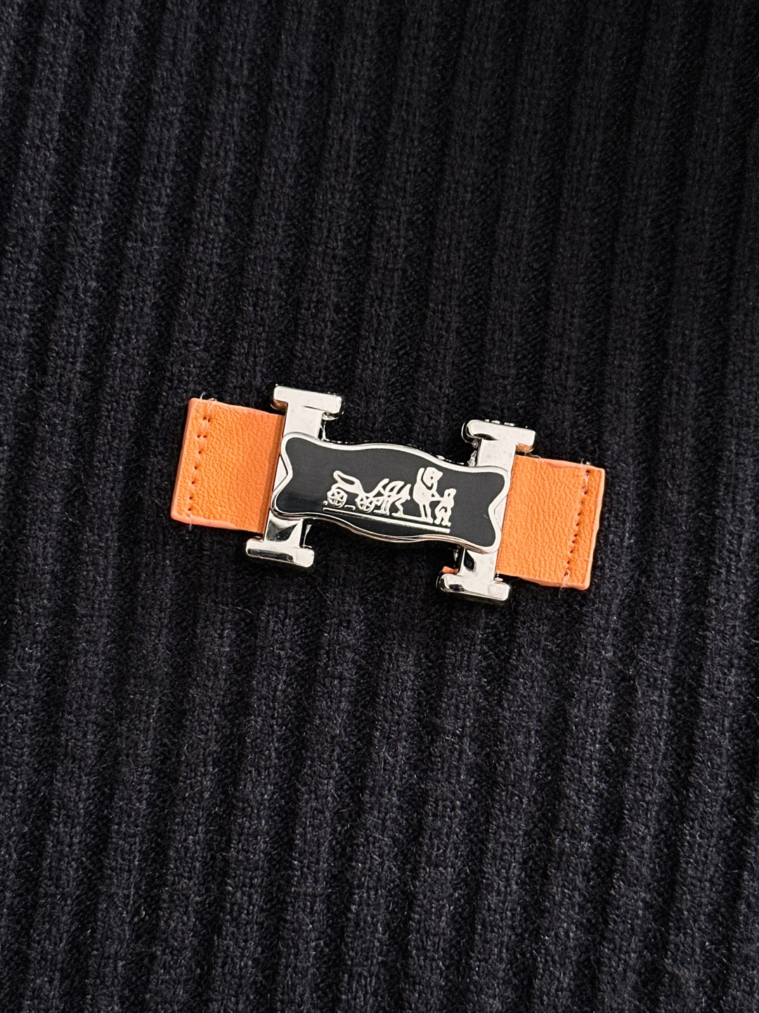 H 2025SS秋冬新款毛衣，专柜同步发售，采用羊毛混纺针织衫毛衣，经典橙色H马车logo，五金logo