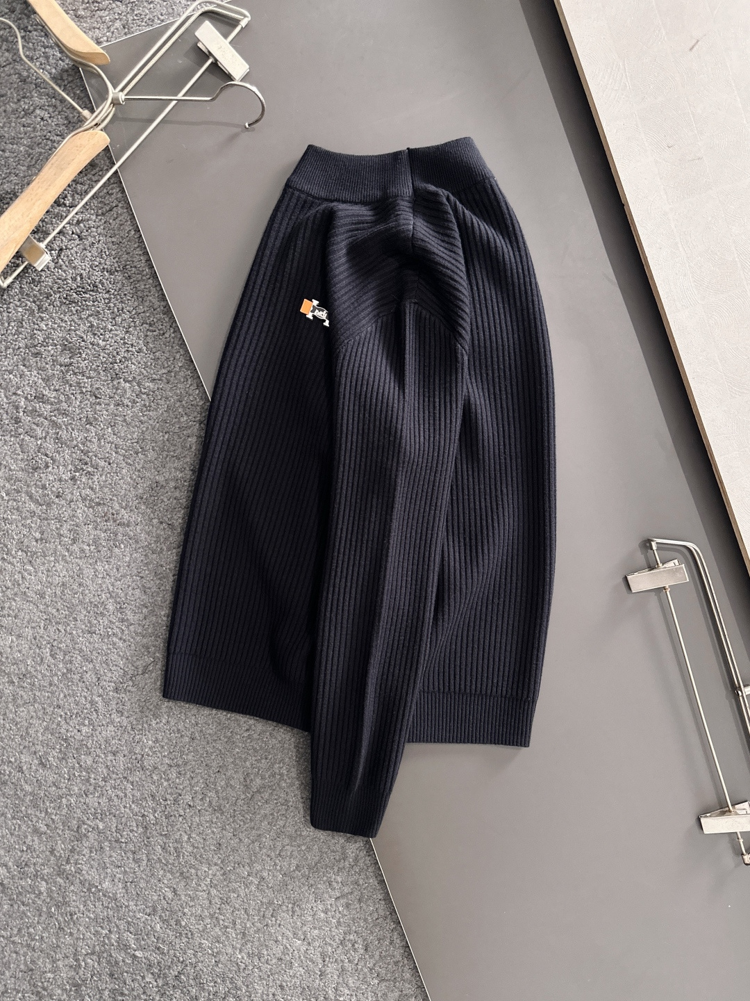 H 2025SS秋冬新款毛衣，专柜同步发售，采用羊毛混纺针织衫毛衣，经典橙色H马车logo，五金logo