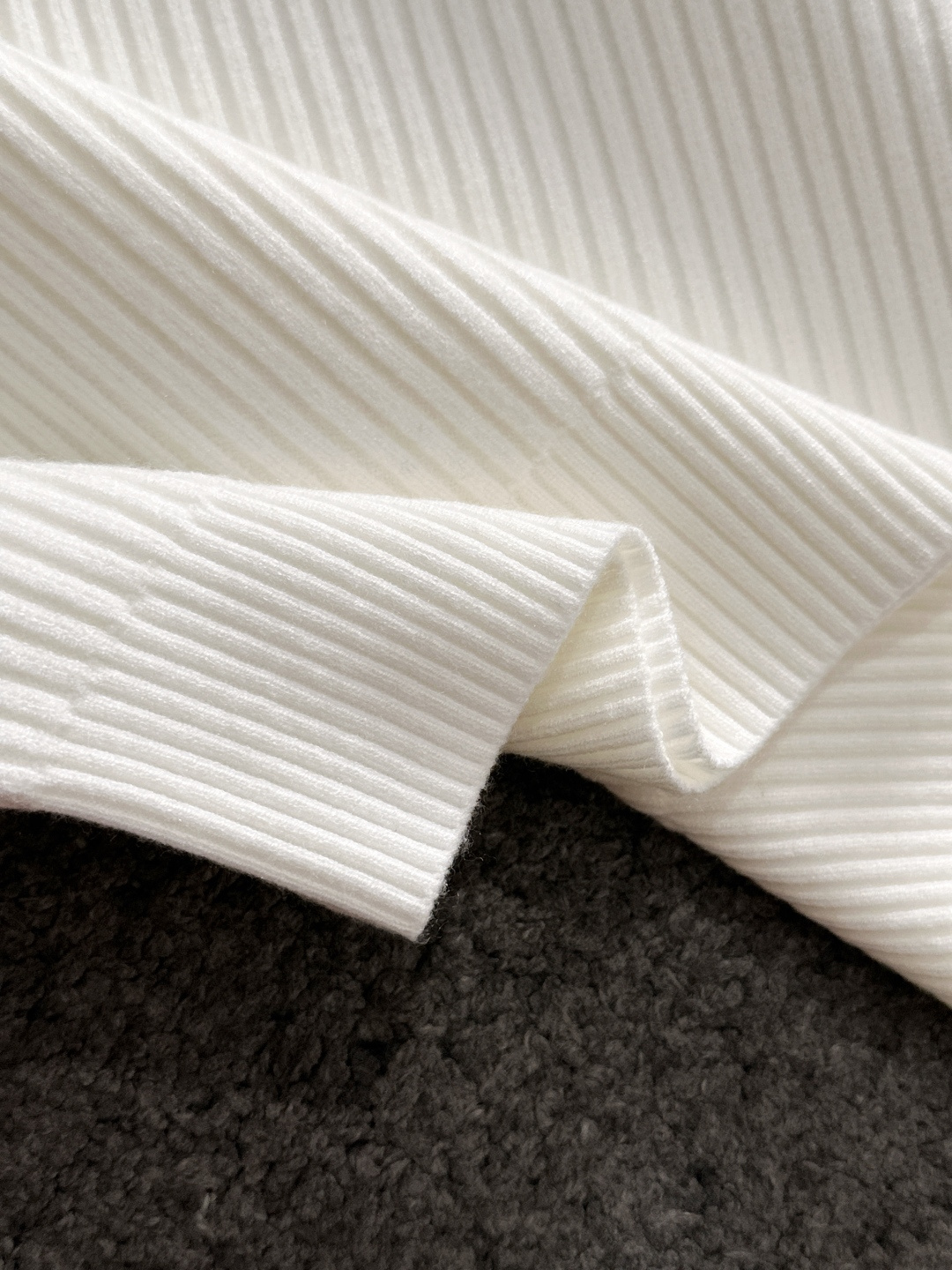 H 2025SS秋冬新款毛衣，专柜同步发售，采用羊毛混纺针织衫毛衣，经典橙色H马车logo，五金logo