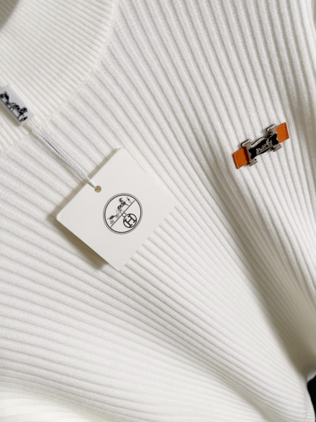 H 2025SS秋冬新款毛衣，专柜同步发售，采用羊毛混纺针织衫毛衣，经典橙色H马车logo，五金logo