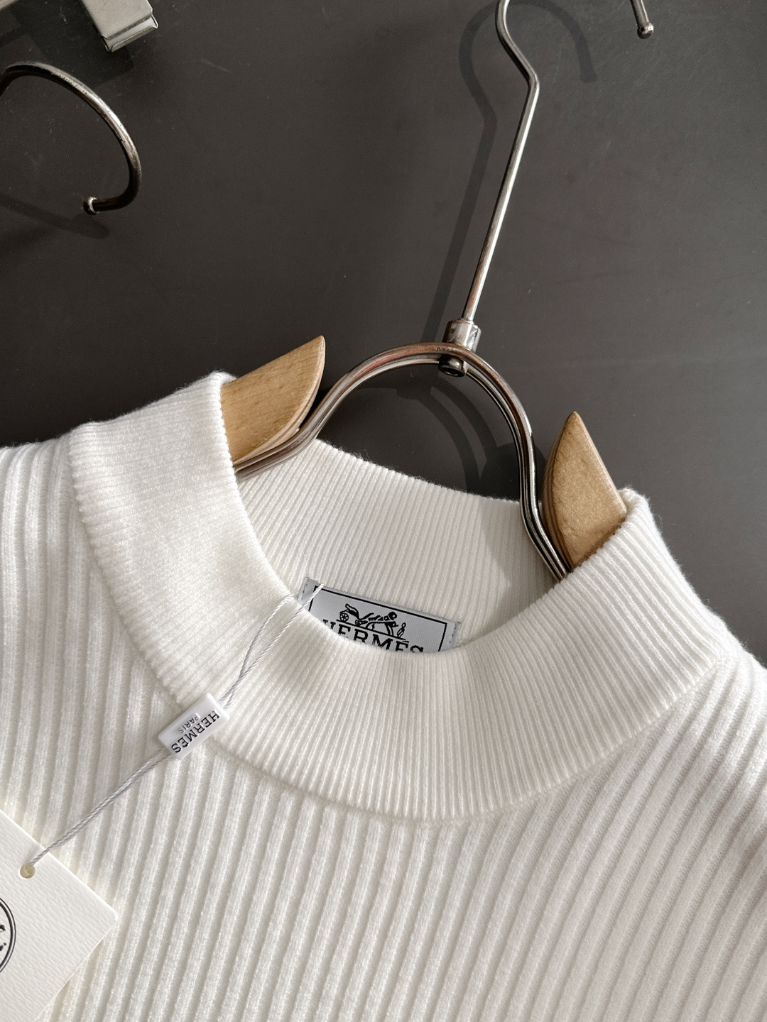 H 2025SS秋冬新款毛衣，专柜同步发售，采用羊毛混纺针织衫毛衣，经典橙色H马车logo，五金logo