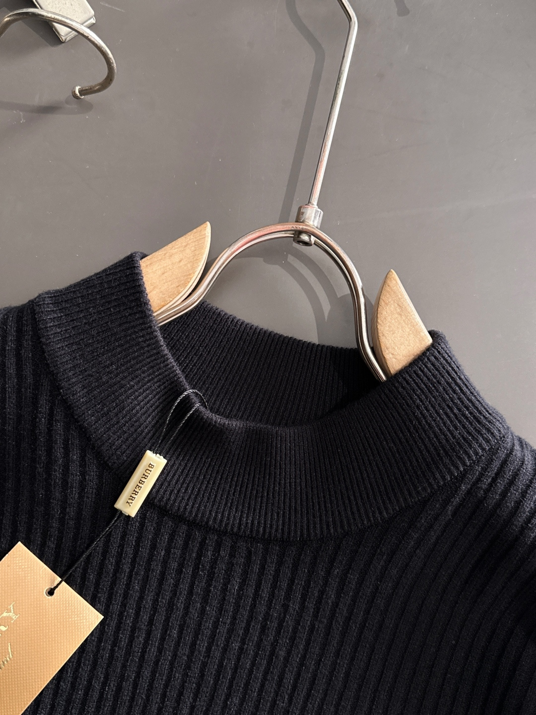 BBR 2025SS秋冬新款毛衣，专柜同步发售，采用羊毛混纺针织衫毛衣，经典格子TBlogo，五金log