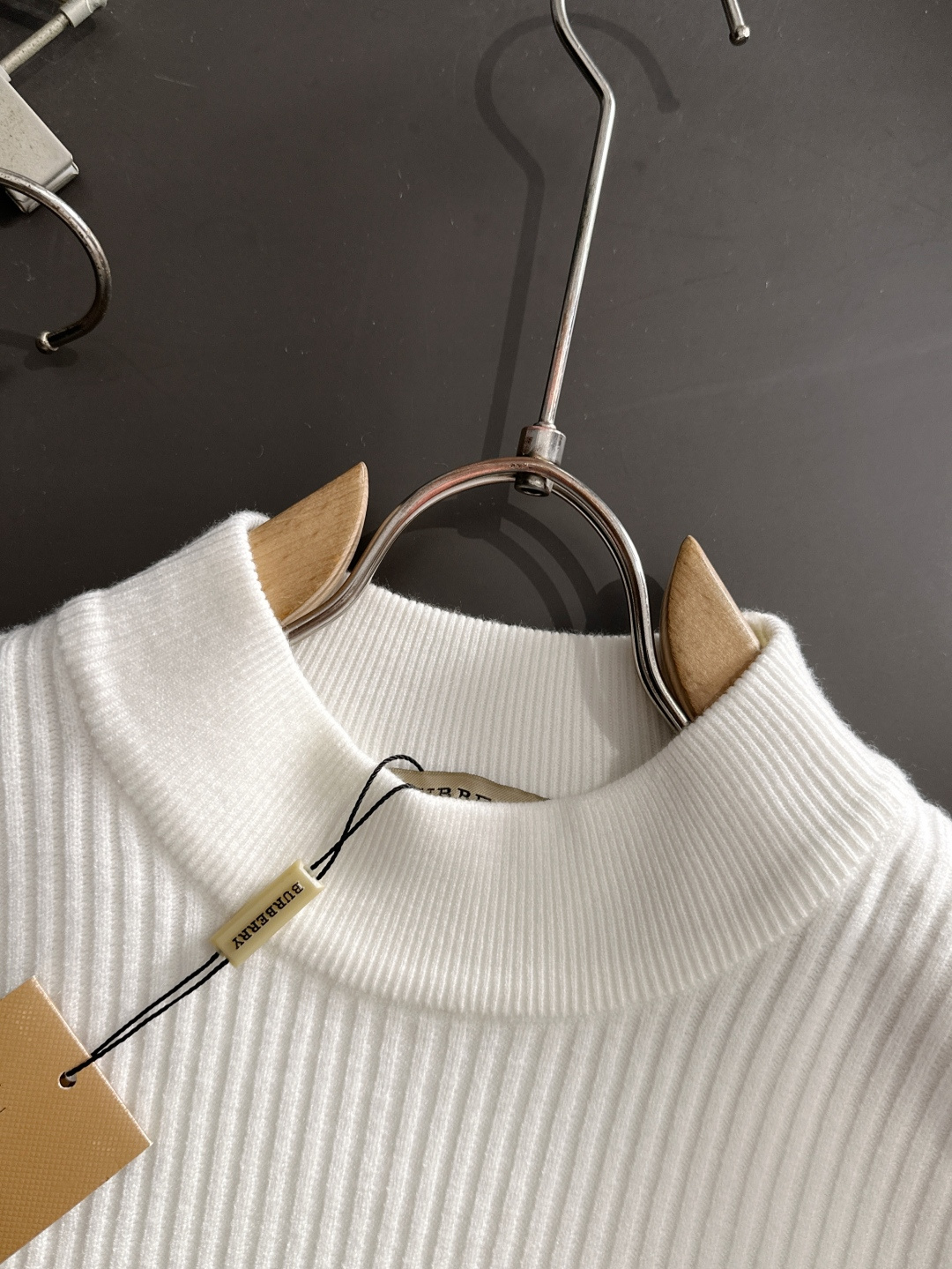 BBR 2025SS秋冬新款毛衣，专柜同步发售，采用羊毛混纺针织衫毛衣，经典格子TBlogo，五金log