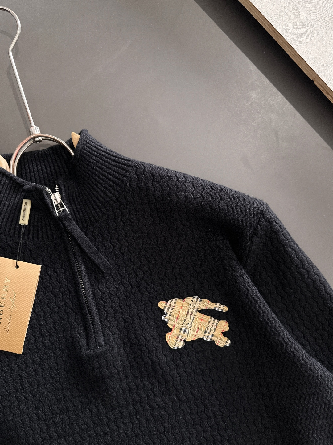 BBR 2025SS秋冬新款半开衫翻领毛衣，专柜同步发售，采用羊毛混纺针织衫毛衣，经典黄色眼睛小怪兽五金