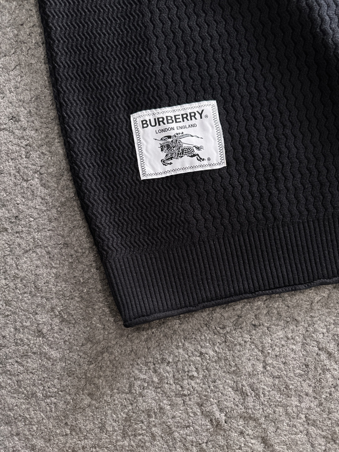 BBR 2025SS秋冬新款半开衫翻领毛衣，专柜同步发售，采用羊毛混纺针织衫毛衣，经典黄色眼睛小怪兽五金