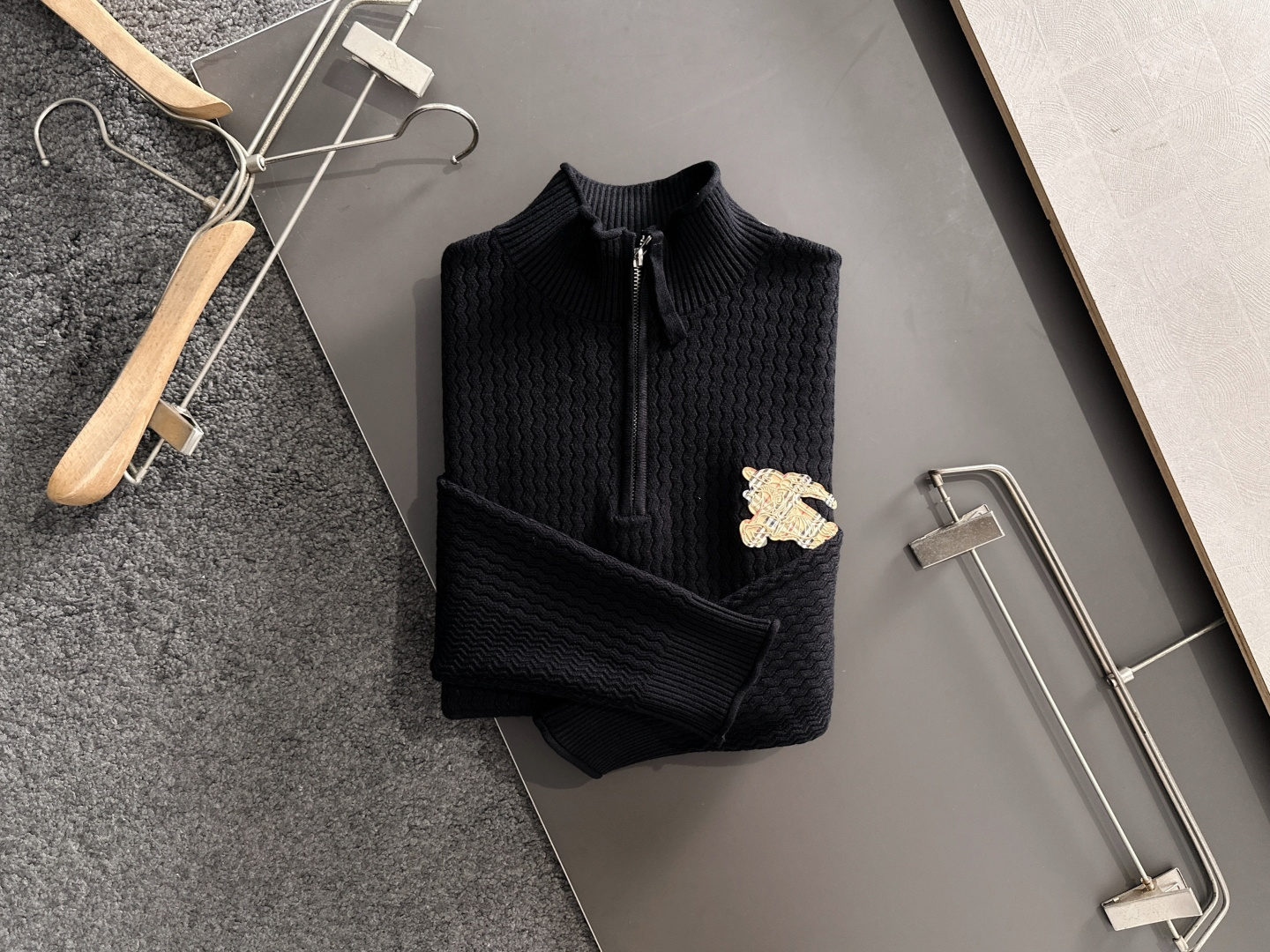 BBR 2025SS秋冬新款半开衫翻领毛衣，专柜同步发售，采用羊毛混纺针织衫毛衣，经典黄色眼睛小怪兽五金