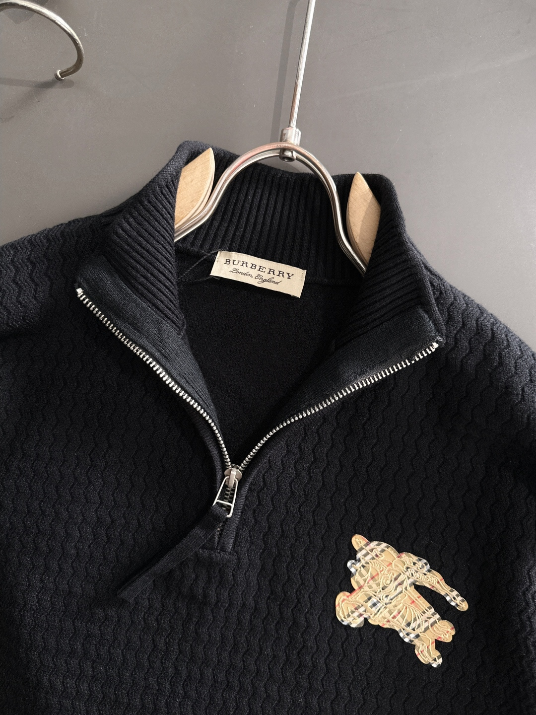 BBR 2025SS秋冬新款半开衫翻领毛衣，专柜同步发售，采用羊毛混纺针织衫毛衣，经典黄色眼睛小怪兽五金