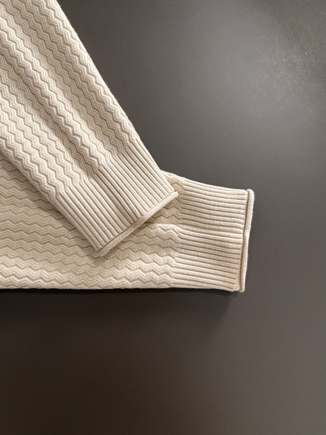 BBR 2025SS秋冬新款半开衫翻领毛衣，专柜同步发售，采用羊毛混纺针织衫毛衣，经典黄色眼睛小怪兽五金