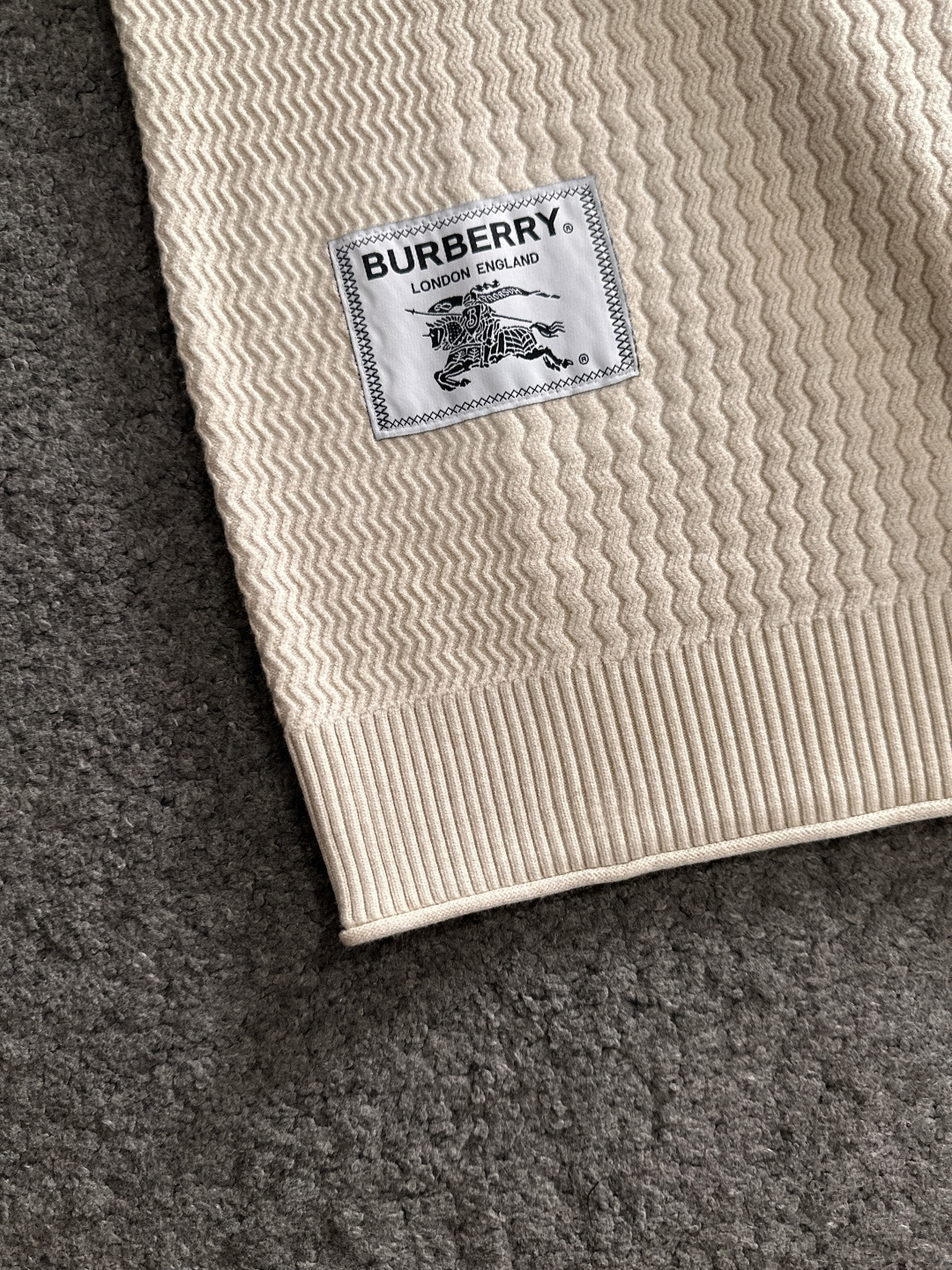 BBR 2025SS秋冬新款半开衫翻领毛衣，专柜同步发售，采用羊毛混纺针织衫毛衣，经典黄色眼睛小怪兽五金