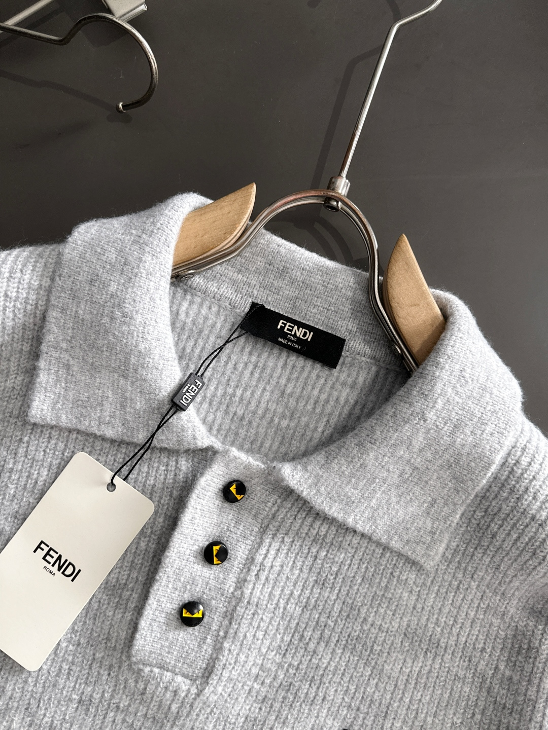 FD 2025SS秋冬新款半开衫翻领毛衣，专柜同步发售，采用羊毛混纺针织衫毛衣，经典黄色眼睛小怪兽五金l