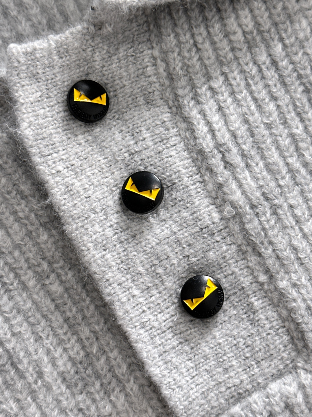 FD 2025SS秋冬新款半开衫翻领毛衣，专柜同步发售，采用羊毛混纺针织衫毛衣，经典黄色眼睛小怪兽五金l