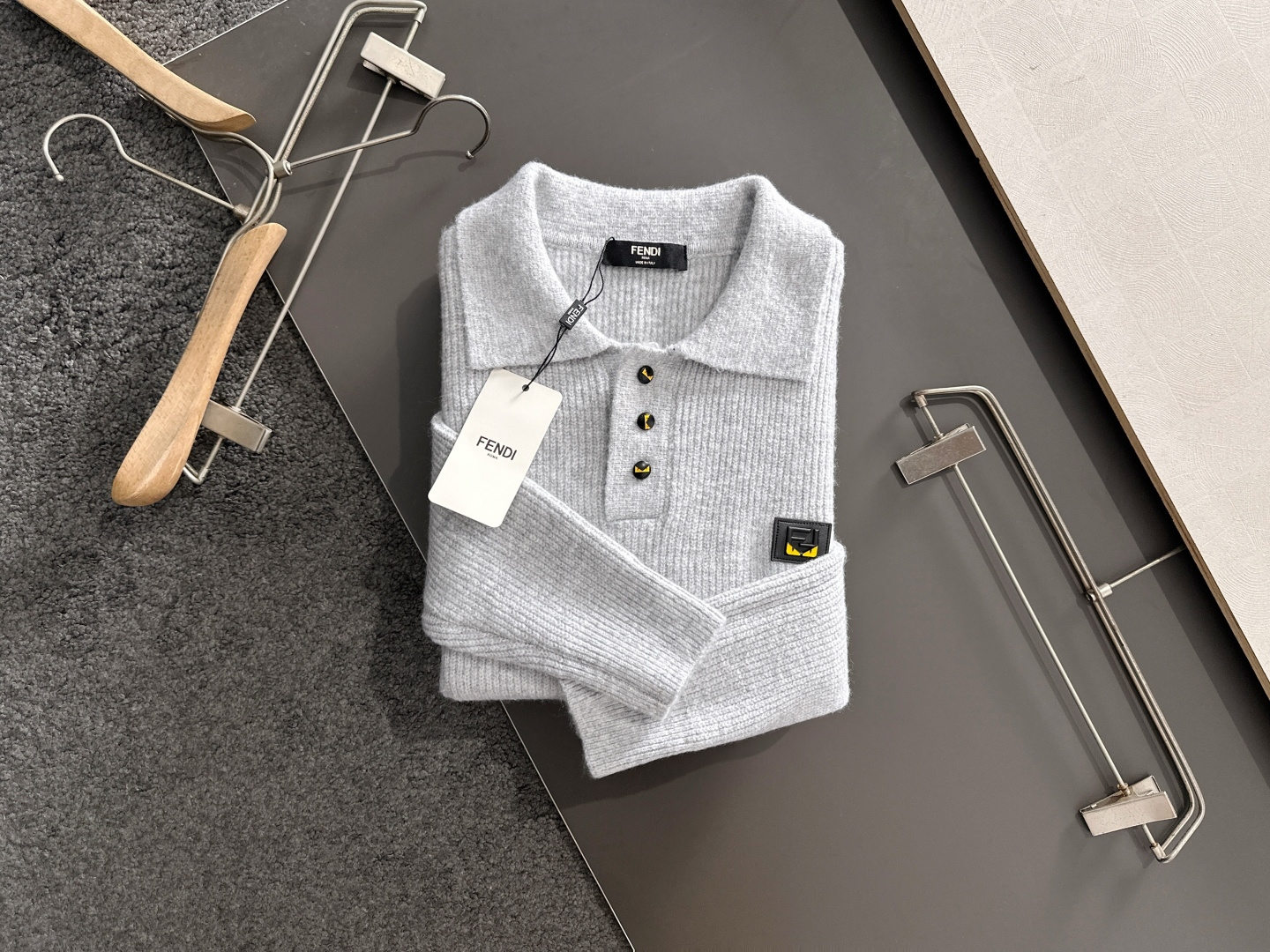 FD 2025SS秋冬新款半开衫翻领毛衣，专柜同步发售，采用羊毛混纺针织衫毛衣，经典黄色眼睛小怪兽五金l