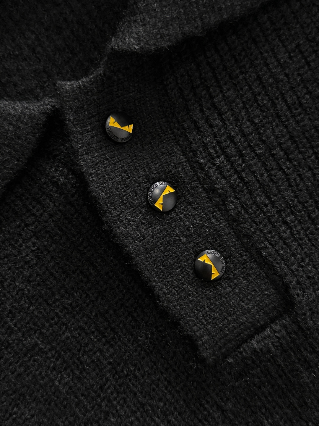 FD 2025SS秋冬新款半开衫翻领毛衣，专柜同步发售，采用羊毛混纺针织衫毛衣，经典黄色眼睛小怪兽五金l