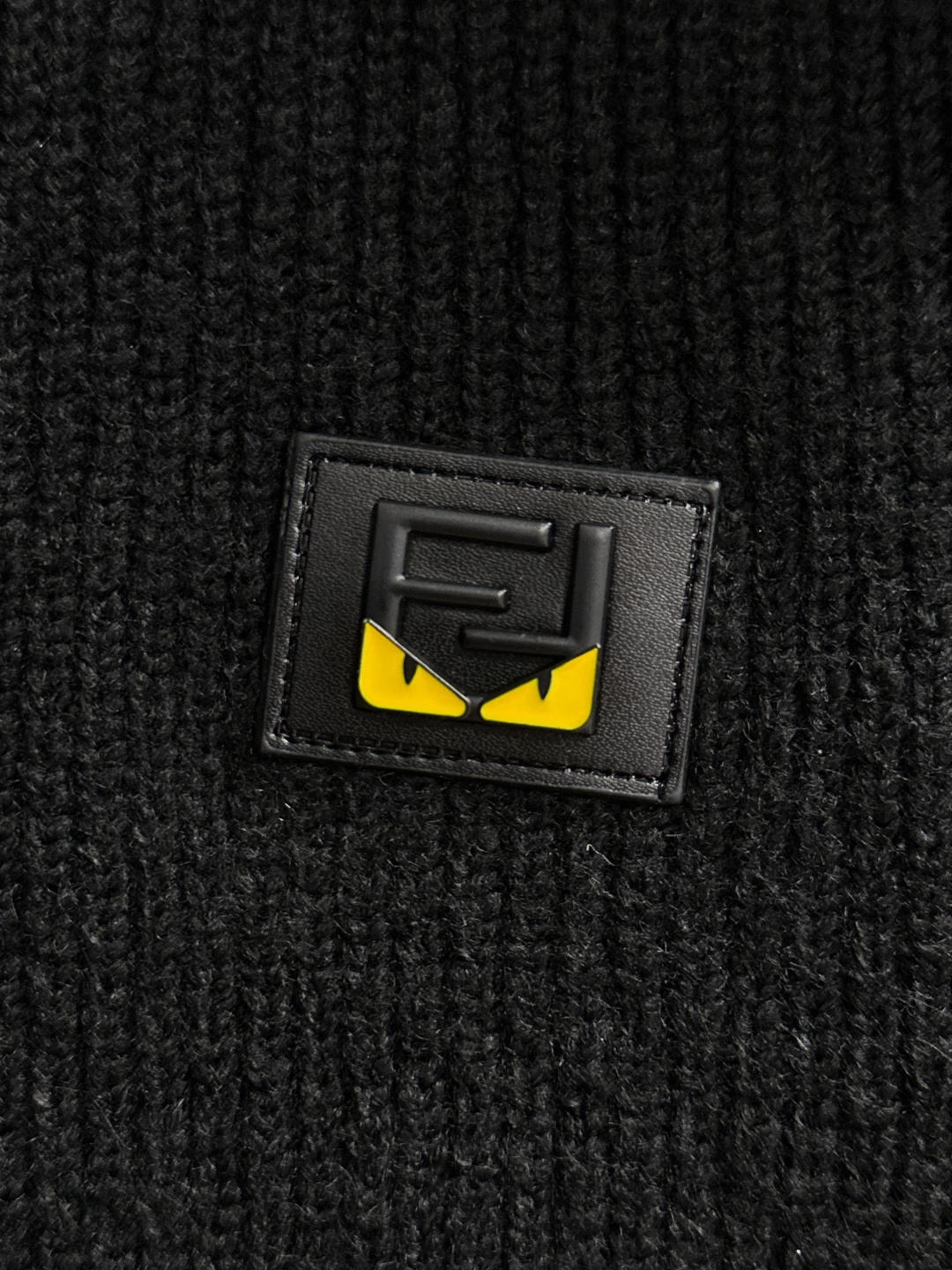 FD 2025SS秋冬新款半开衫翻领毛衣，专柜同步发售，采用羊毛混纺针织衫毛衣，经典黄色眼睛小怪兽五金l