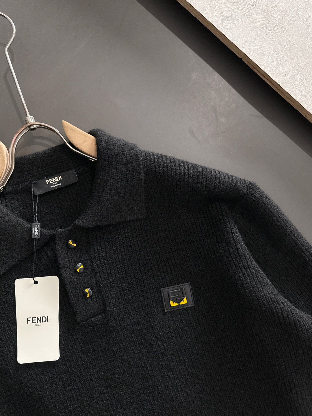 FD 2025SS秋冬新款半开衫翻领毛衣，专柜同步发售，采用羊毛混纺针织衫毛衣，经典黄色眼睛小怪兽五金l