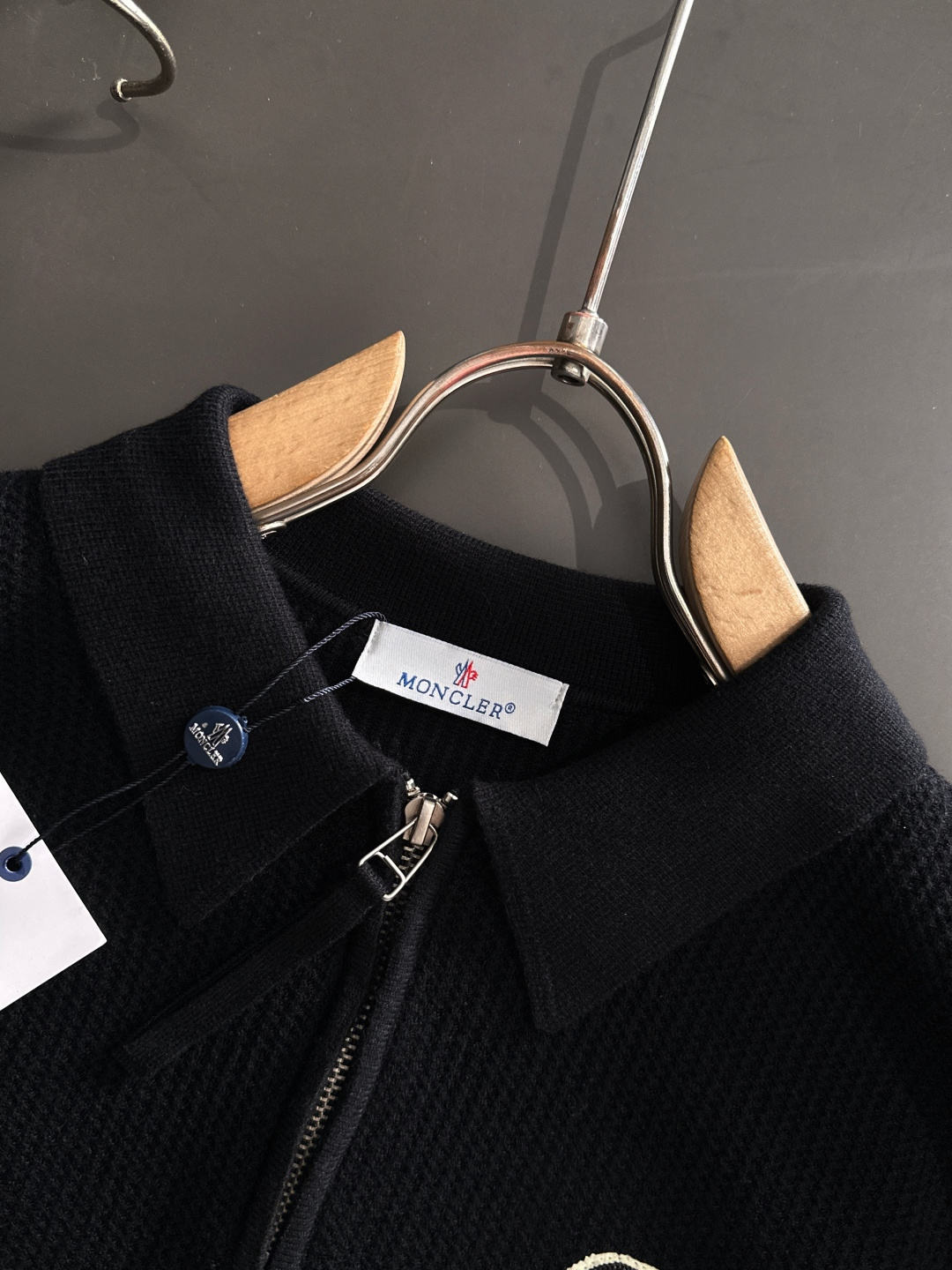 MON 2025SS秋冬新款半开衫翻领毛衣，专柜同步发售，采用羊毛混纺针织衫毛衣，经典刺绣logo，客供