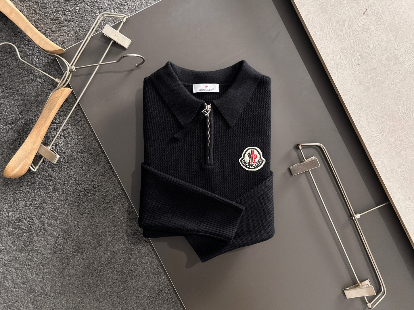 MON 2025SS秋冬新款半开衫翻领毛衣，专柜同步发售，采用羊毛混纺针织衫毛衣，经典刺绣logo，客供