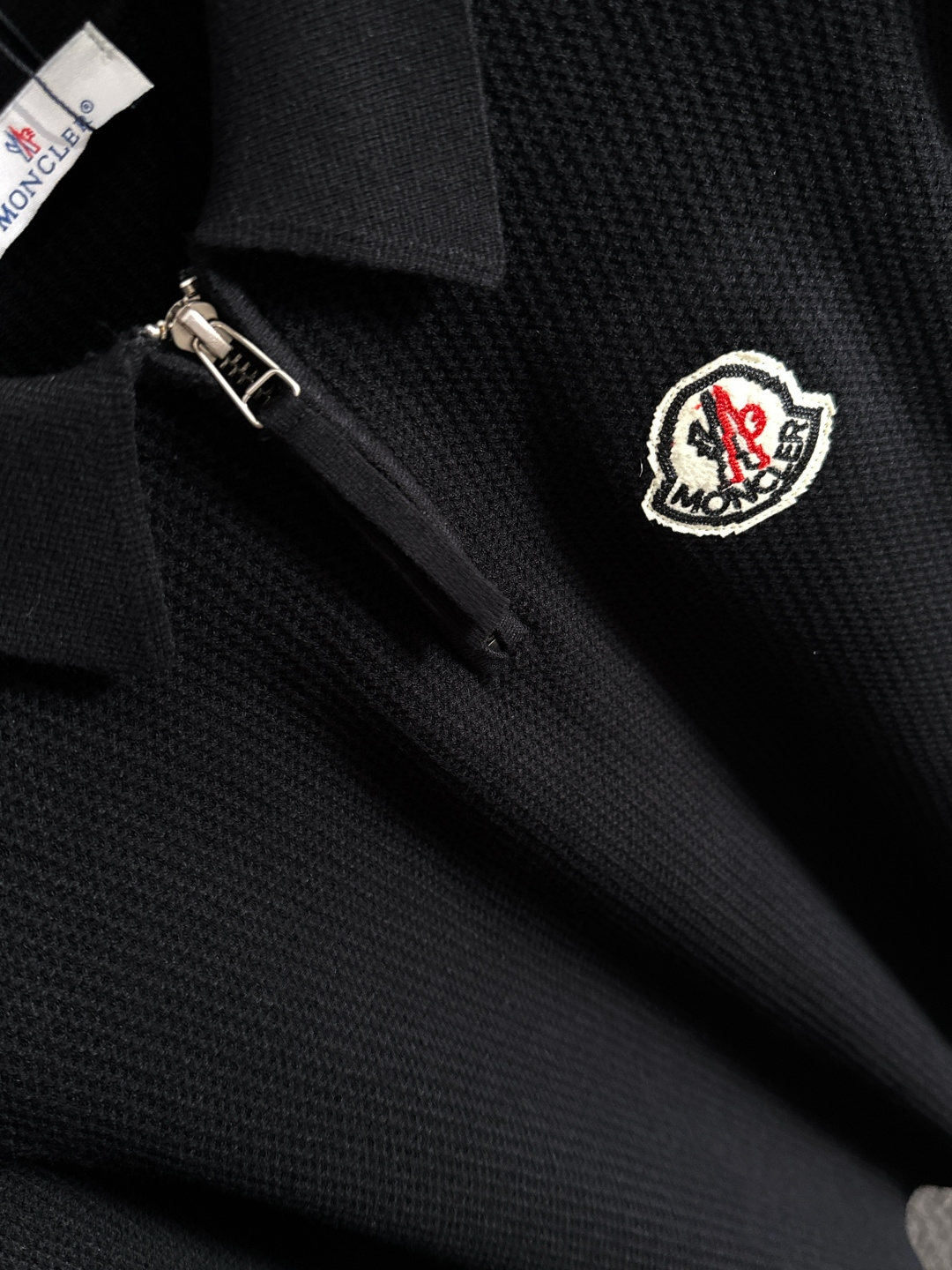 MON 2025SS秋冬新款半开衫翻领毛衣，专柜同步发售，采用羊毛混纺针织衫毛衣，经典刺绣logo，客供