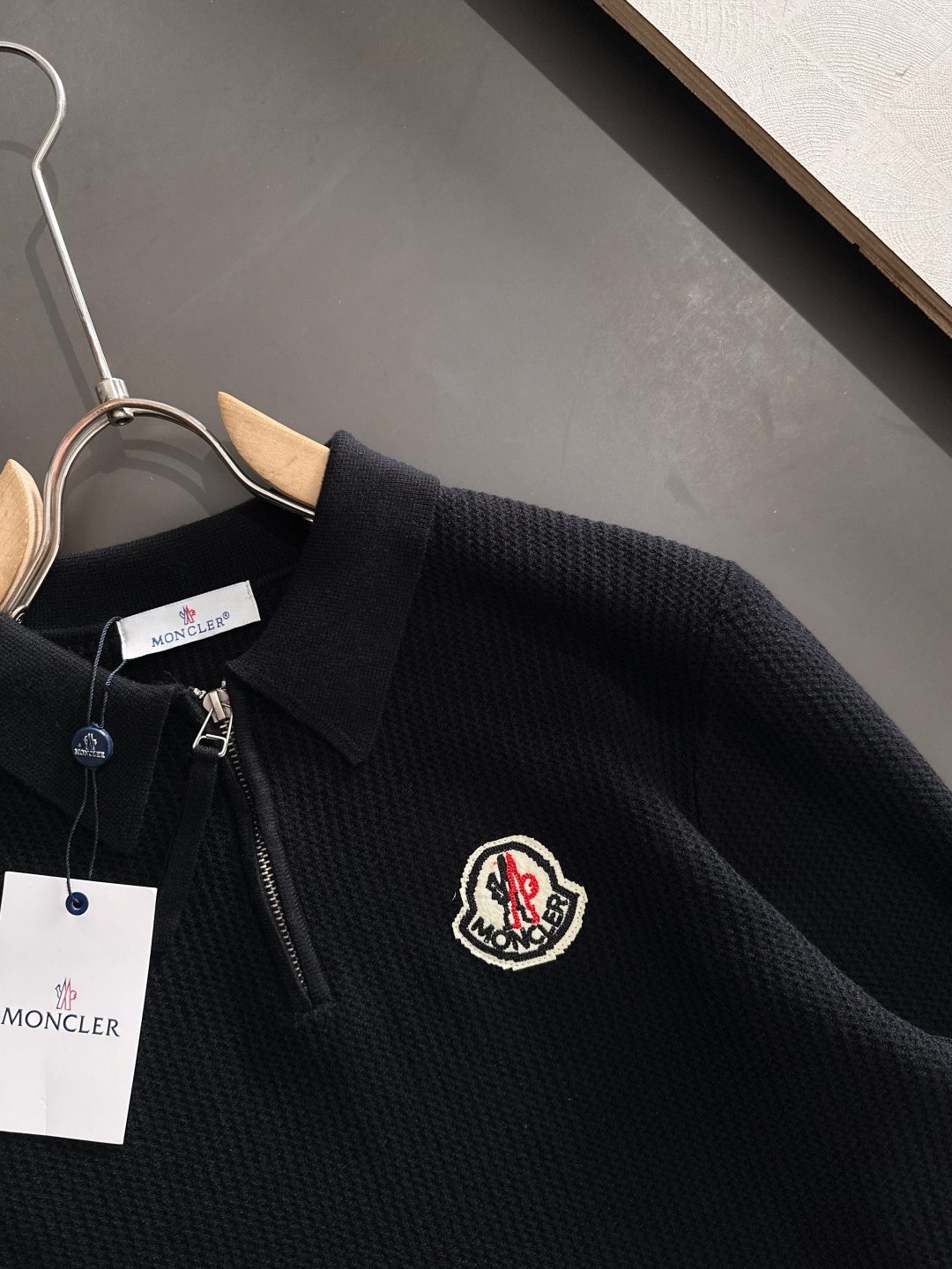 MON 2025SS秋冬新款半开衫翻领毛衣，专柜同步发售，采用羊毛混纺针织衫毛衣，经典刺绣logo，客供