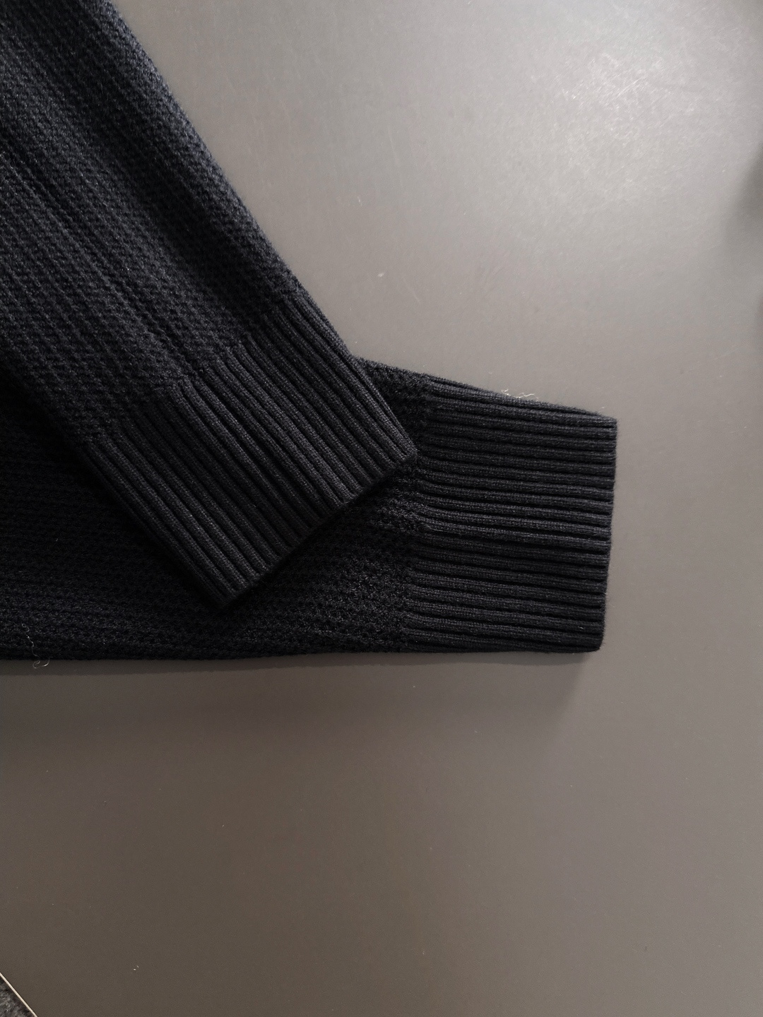 MON 2025SS秋冬新款半开衫翻领毛衣，专柜同步发售，采用羊毛混纺针织衫毛衣，经典刺绣logo，客供