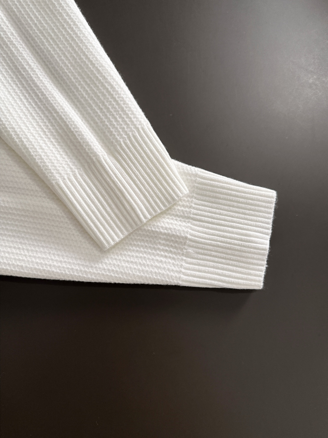 MON 2025SS秋冬新款半开衫翻领毛衣，专柜同步发售，采用羊毛混纺针织衫毛衣，经典刺绣logo，客供