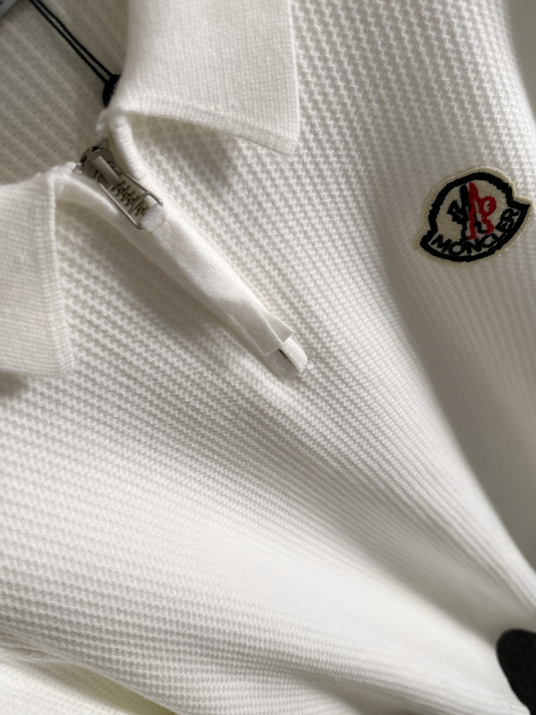 MON 2025SS秋冬新款半开衫翻领毛衣，专柜同步发售，采用羊毛混纺针织衫毛衣，经典刺绣logo，客供