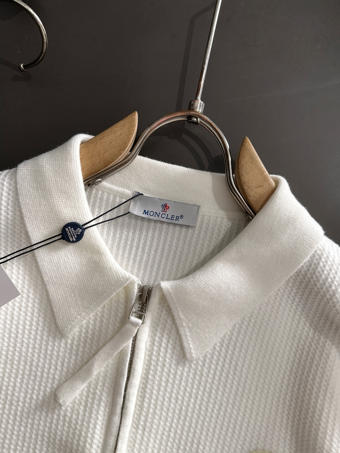 MON 2025SS秋冬新款半开衫翻领毛衣，专柜同步发售，采用羊毛混纺针织衫毛衣，经典刺绣logo，客供