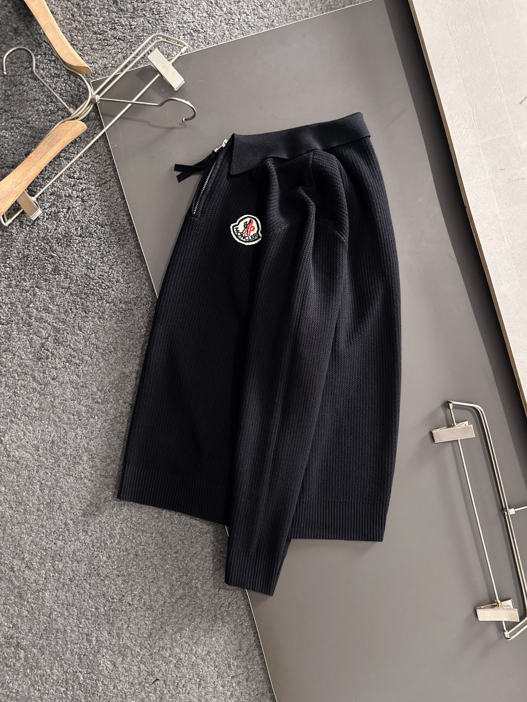 MON 2025SS秋冬新款半开衫翻领毛衣，专柜同步发售，采用羊毛混纺针织衫毛衣，经典刺绣logo，客供