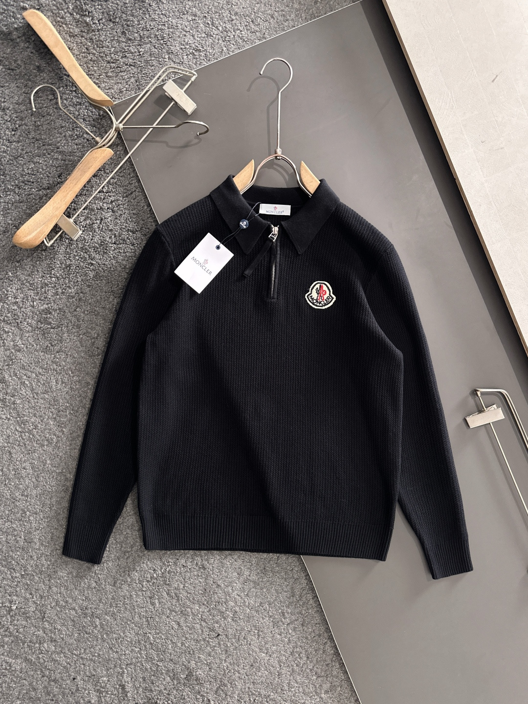 MON 2025SS秋冬新款半开衫翻领毛衣，专柜同步发售，采用羊毛混纺针织衫毛衣，经典刺绣logo，客供