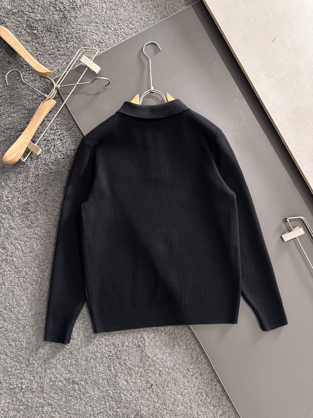 MON 2025SS秋冬新款半开衫翻领毛衣，专柜同步发售，采用羊毛混纺针织衫毛衣，经典刺绣logo，客供