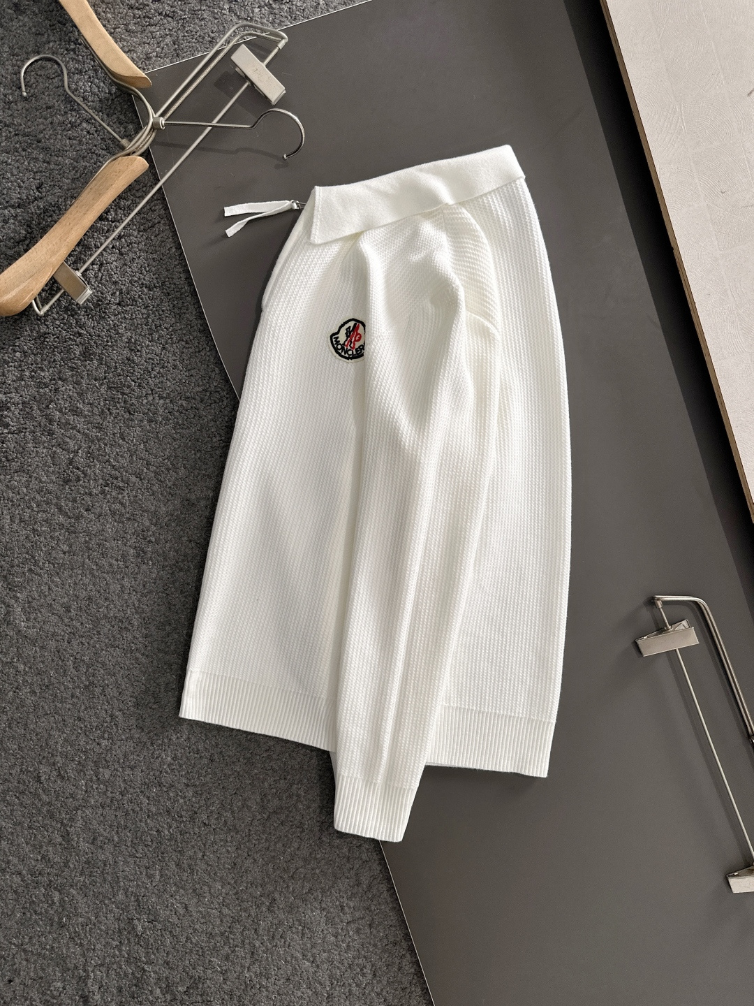 MON 2025SS秋冬新款半开衫翻领毛衣，专柜同步发售，采用羊毛混纺针织衫毛衣，经典刺绣logo，客供