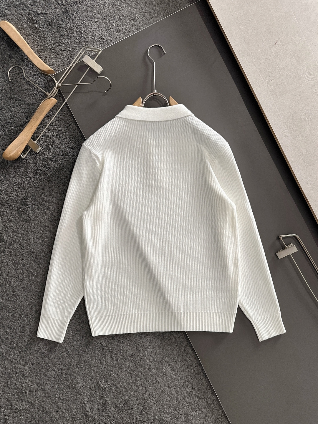 MON 2025SS秋冬新款半开衫翻领毛衣，专柜同步发售，采用羊毛混纺针织衫毛衣，经典刺绣logo，客供