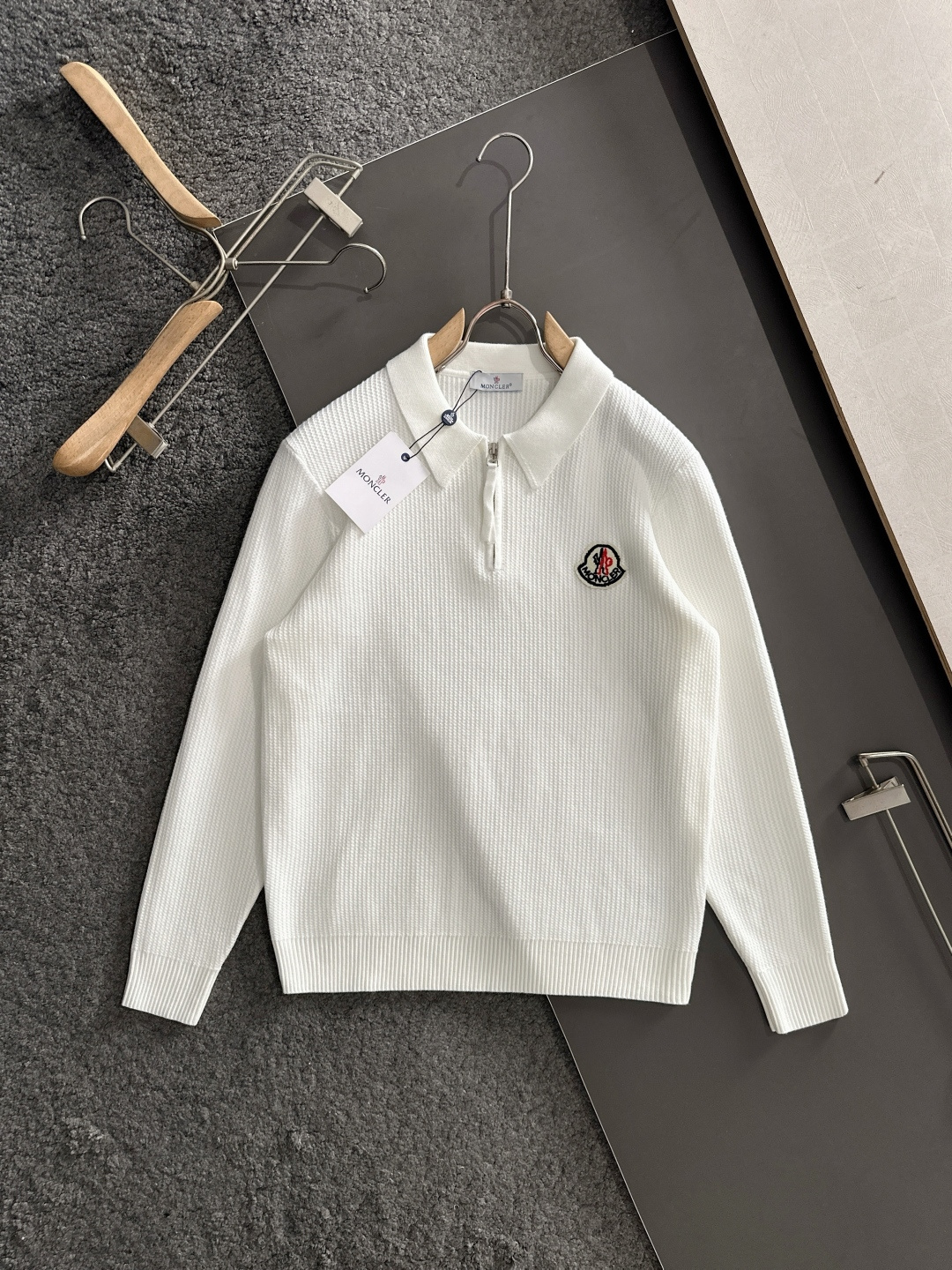 MON 2025SS秋冬新款半开衫翻领毛衣，专柜同步发售，采用羊毛混纺针织衫毛衣，经典刺绣logo，客供