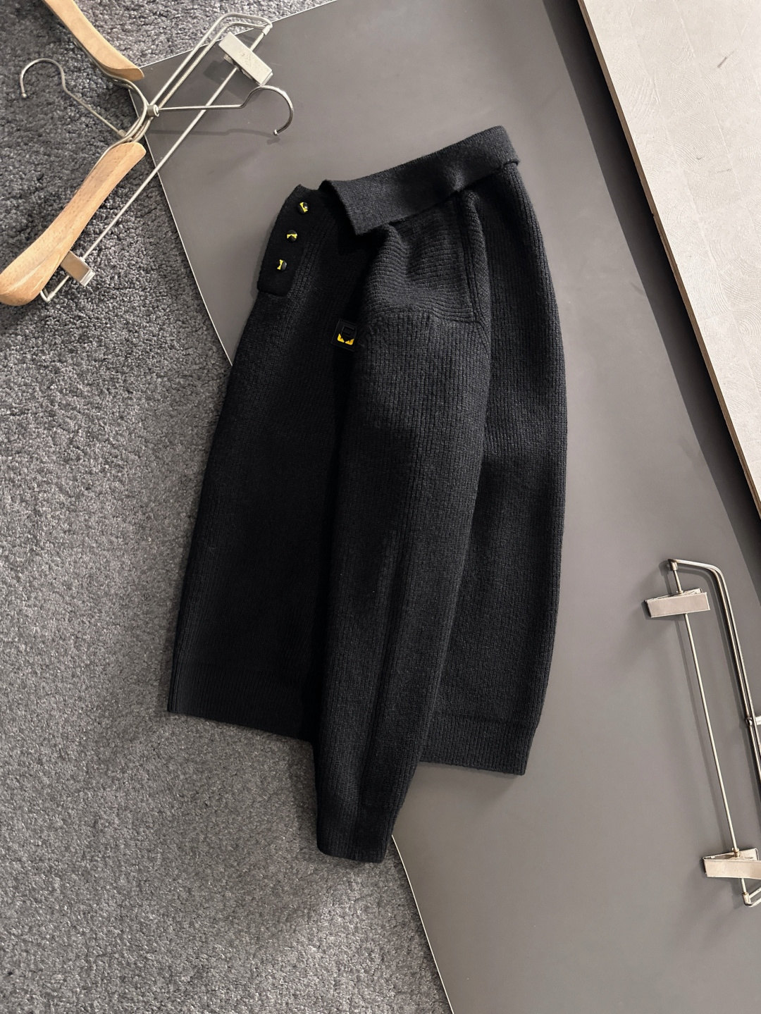 FD 2025SS秋冬新款半开衫翻领毛衣，专柜同步发售，采用羊毛混纺针织衫毛衣，经典黄色眼睛小怪兽五金l