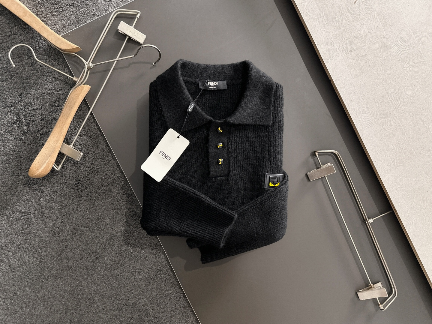 FD 2025SS秋冬新款半开衫翻领毛衣，专柜同步发售，采用羊毛混纺针织衫毛衣，经典黄色眼睛小怪兽五金l