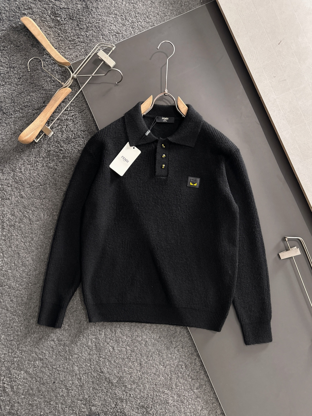 FD 2025SS秋冬新款半开衫翻领毛衣，专柜同步发售，采用羊毛混纺针织衫毛衣，经典黄色眼睛小怪兽五金l