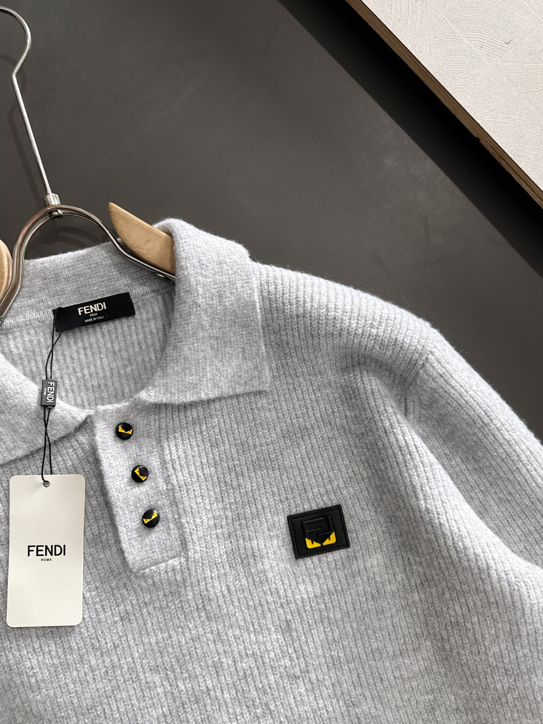 FD 2025SS秋冬新款半开衫翻领毛衣，专柜同步发售，采用羊毛混纺针织衫毛衣，经典黄色眼睛小怪兽五金l