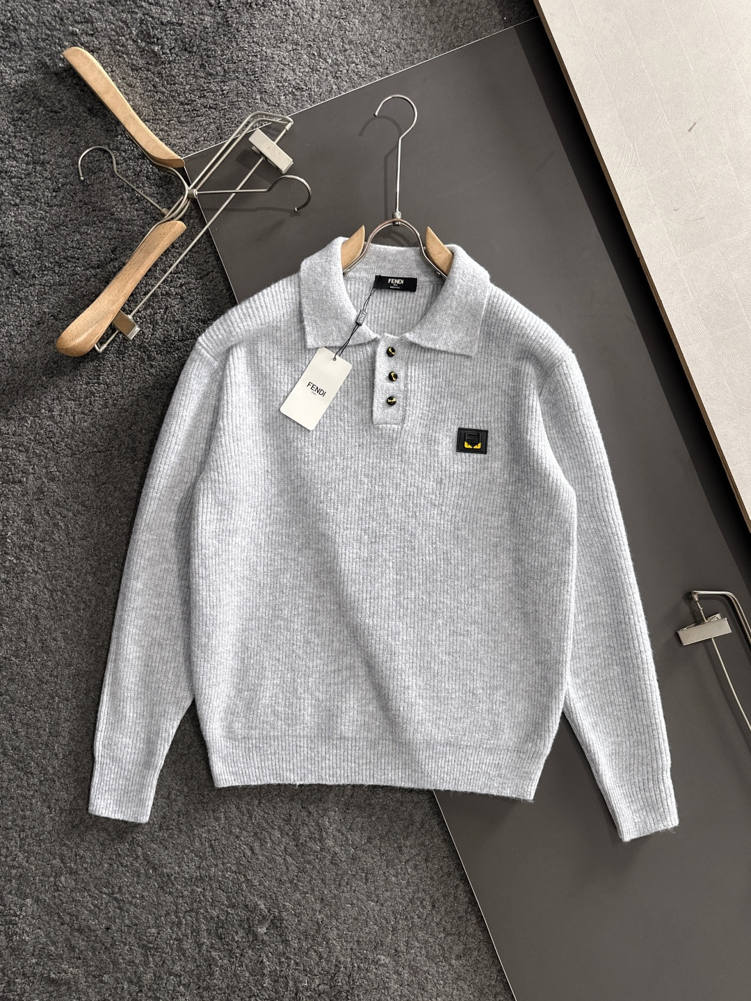 FD 2025SS秋冬新款半开衫翻领毛衣，专柜同步发售，采用羊毛混纺针织衫毛衣，经典黄色眼睛小怪兽五金l