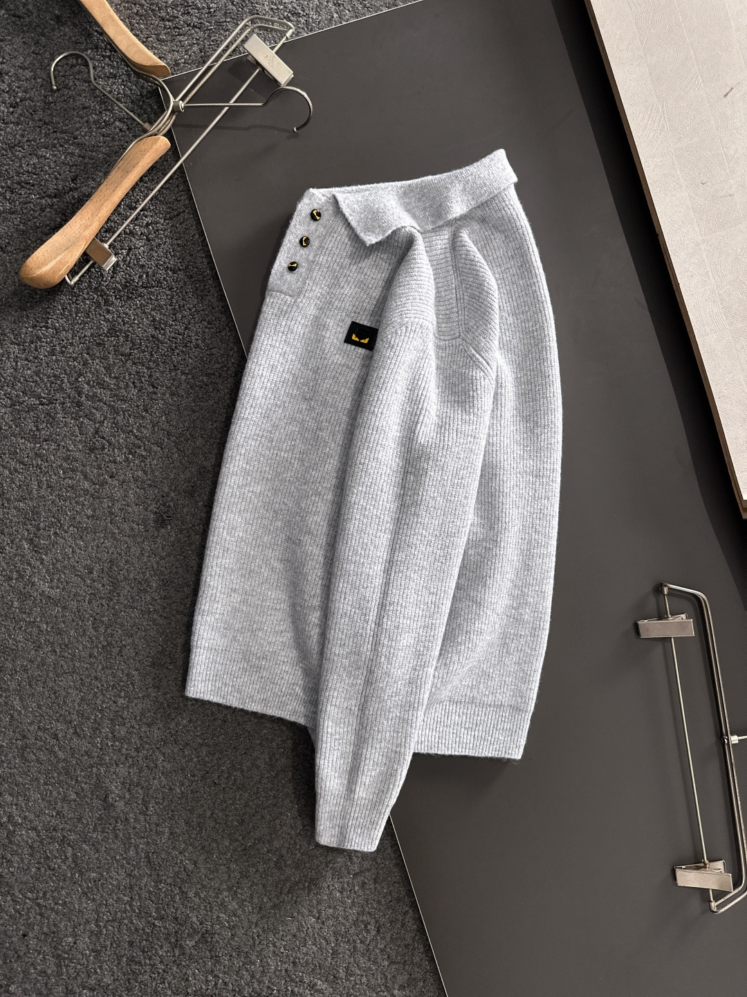 FD 2025SS秋冬新款半开衫翻领毛衣，专柜同步发售，采用羊毛混纺针织衫毛衣，经典黄色眼睛小怪兽五金l