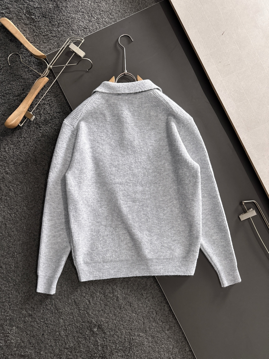 FD 2025SS秋冬新款半开衫翻领毛衣，专柜同步发售，采用羊毛混纺针织衫毛衣，经典黄色眼睛小怪兽五金l