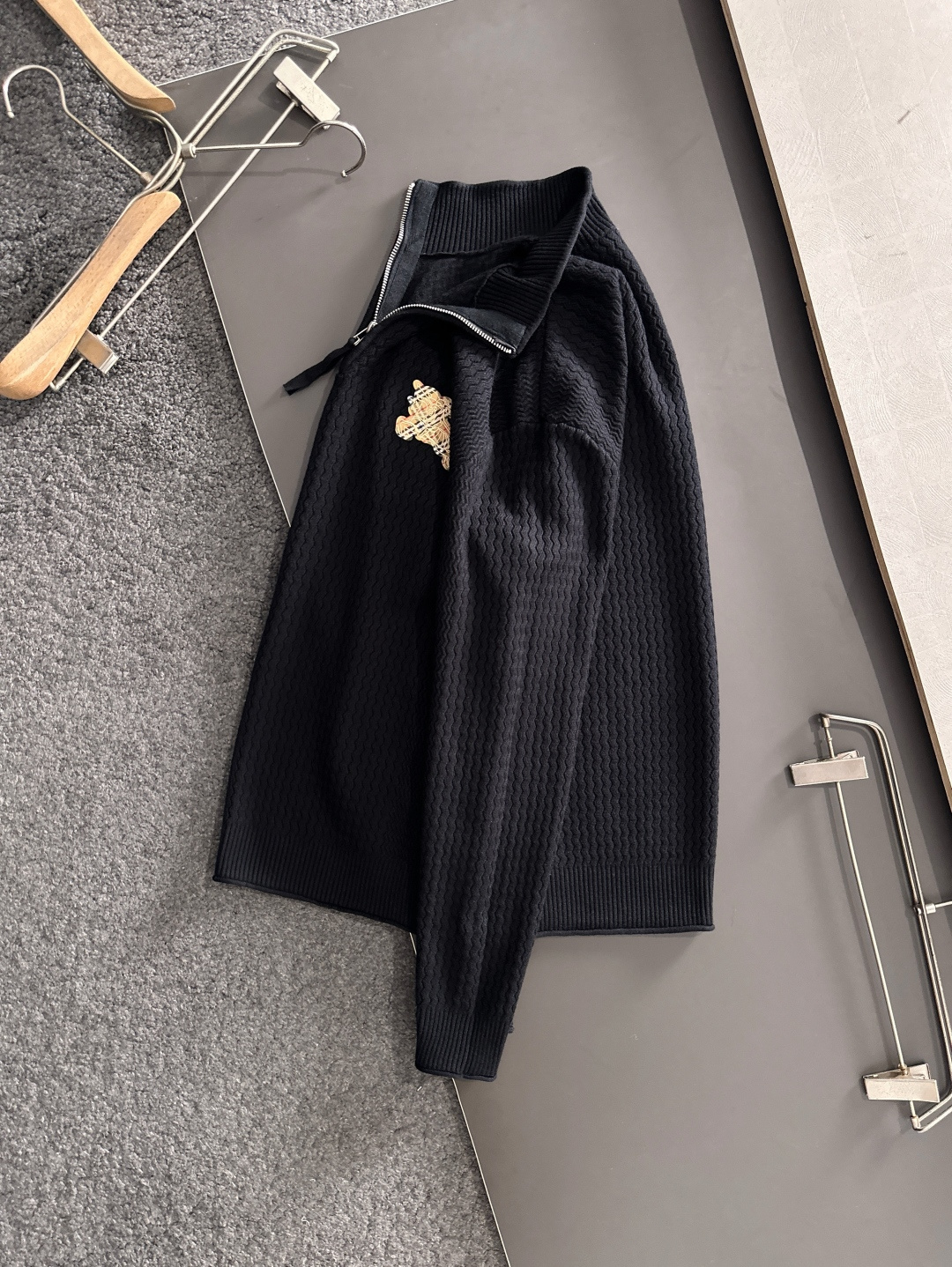 BBR 2025SS秋冬新款半开衫翻领毛衣，专柜同步发售，采用羊毛混纺针织衫毛衣，经典黄色眼睛小怪兽五金