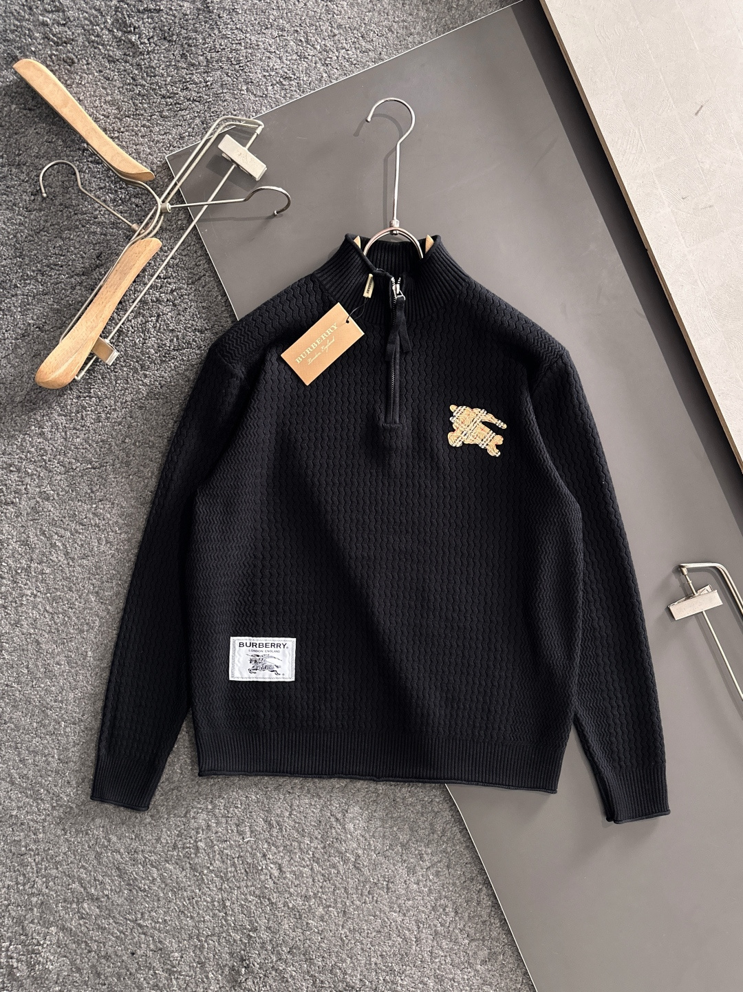 BBR 2025SS秋冬新款半开衫翻领毛衣，专柜同步发售，采用羊毛混纺针织衫毛衣，经典黄色眼睛小怪兽五金