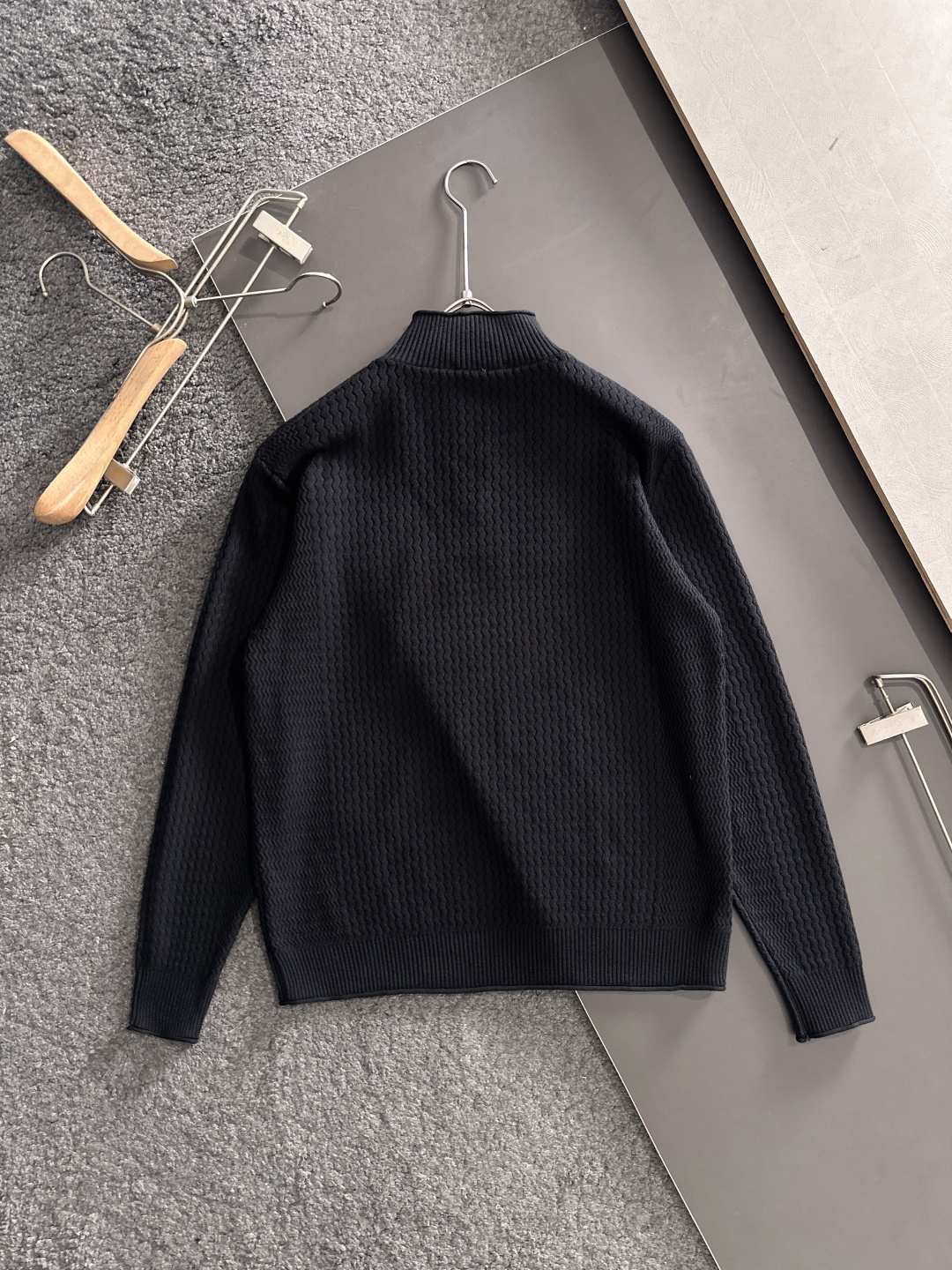 BBR 2025SS秋冬新款半开衫翻领毛衣，专柜同步发售，采用羊毛混纺针织衫毛衣，经典黄色眼睛小怪兽五金