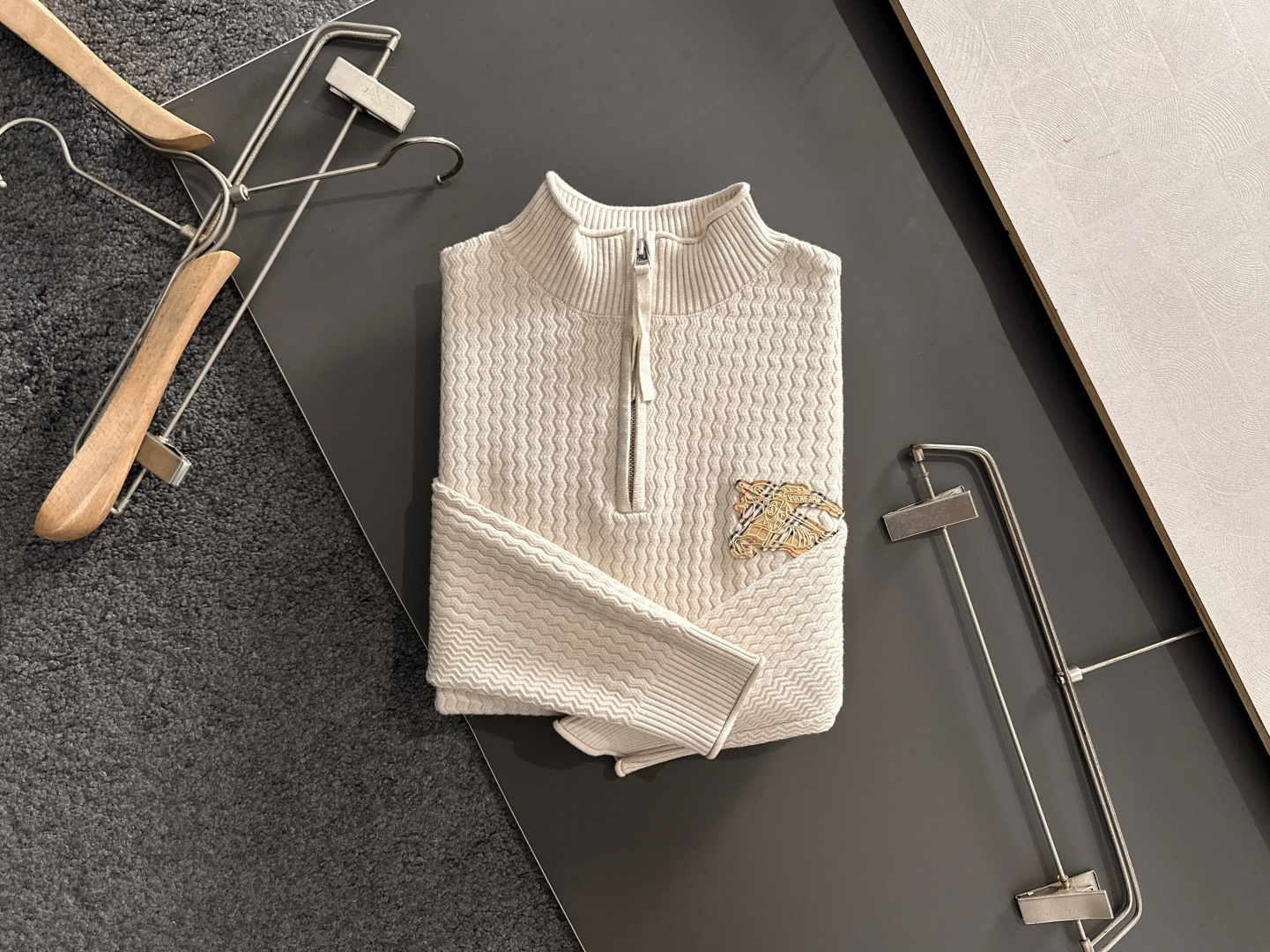 BBR 2025SS秋冬新款半开衫翻领毛衣，专柜同步发售，采用羊毛混纺针织衫毛衣，经典黄色眼睛小怪兽五金